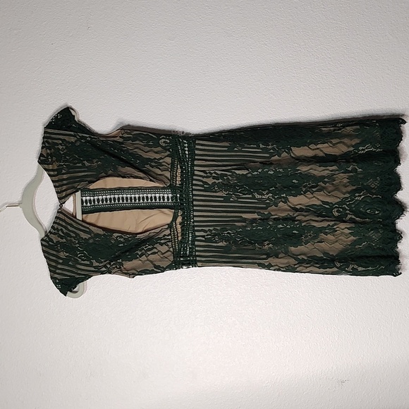 Forever 21 Green and Cream Lace Dress Size S ~ Great for any Holiday Event - Picture 2 of 3
